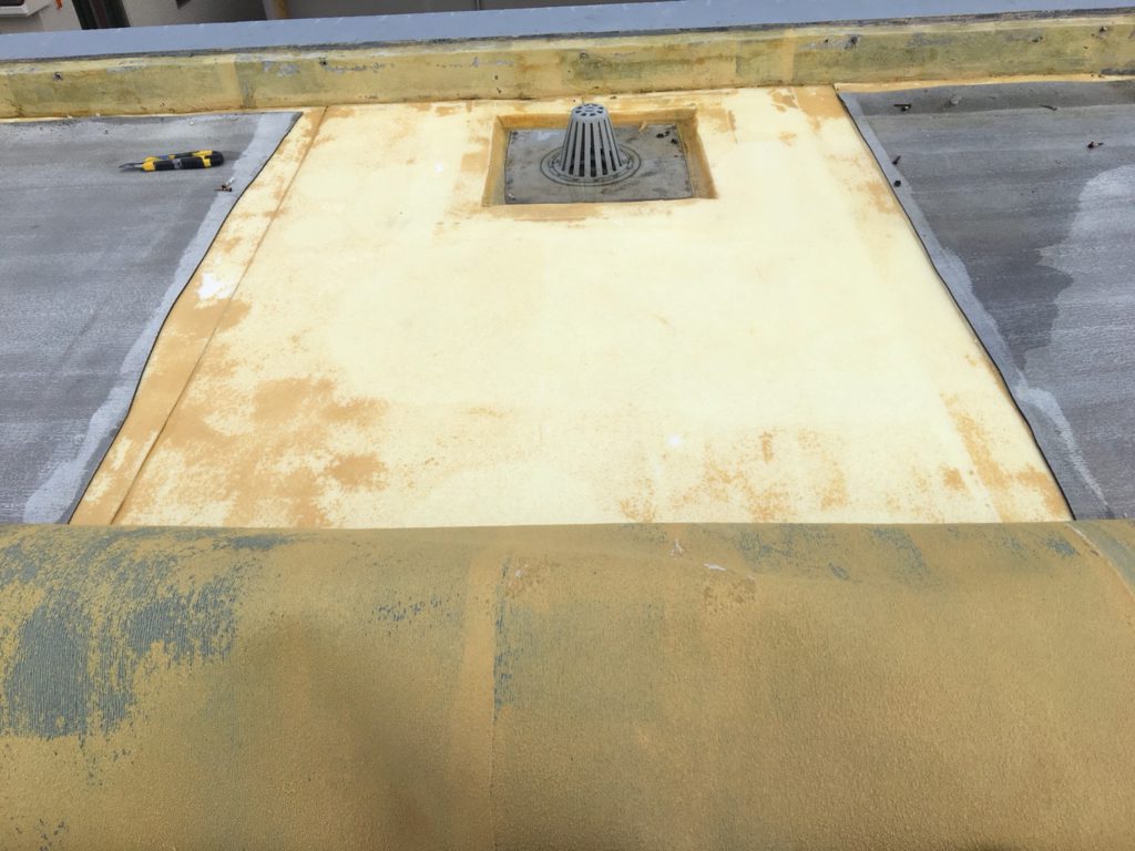 平面部、既存ゴムシートの撤去です。