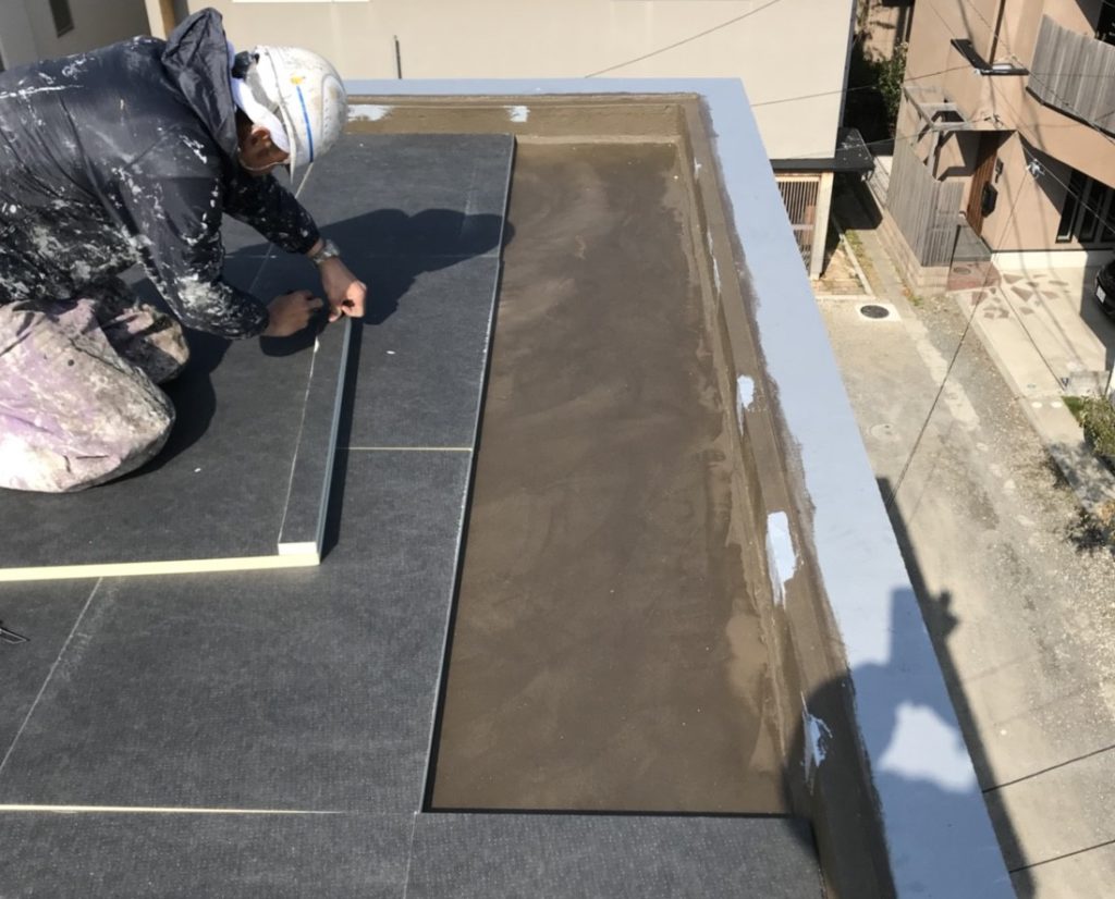 プルーフロン硬質断熱材を全面に敷きます。