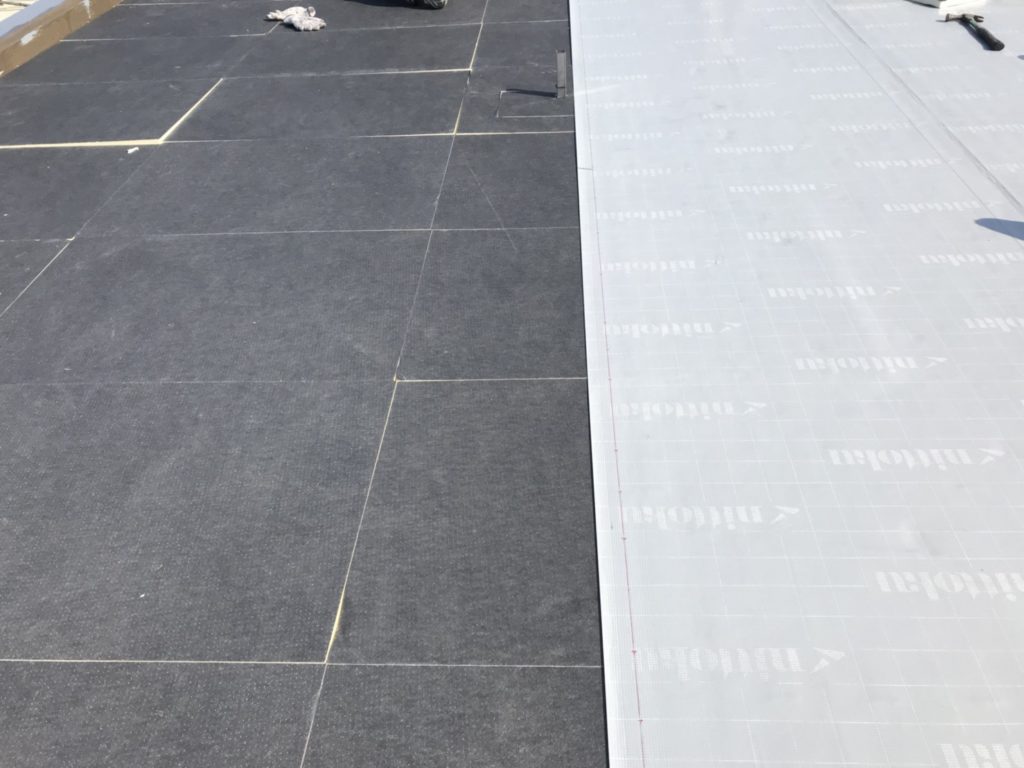 タックシートを敷きます。