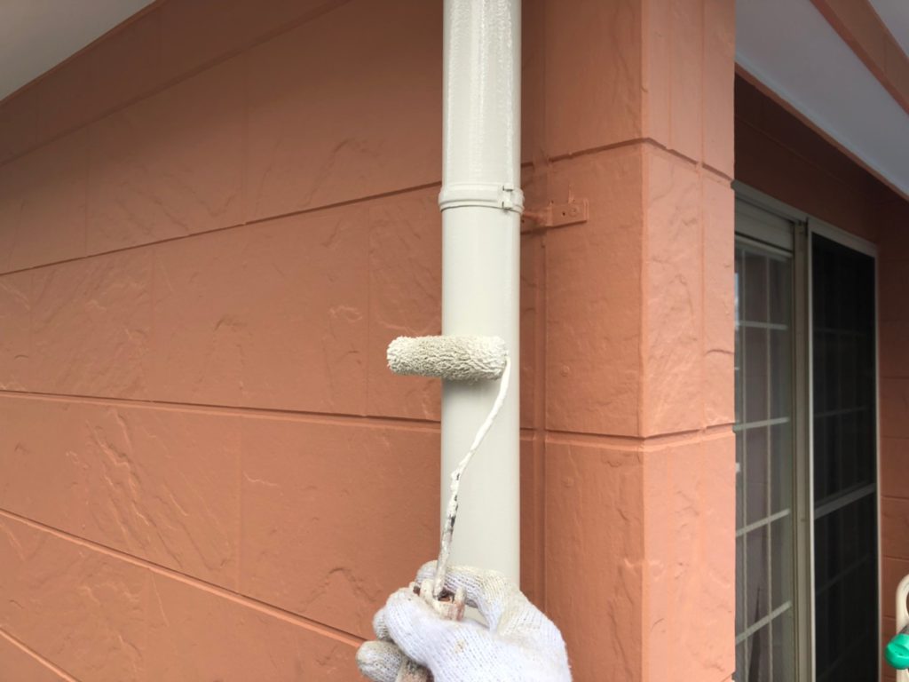 軒樋、竪樋共に2回仕上げ材を塗布します。