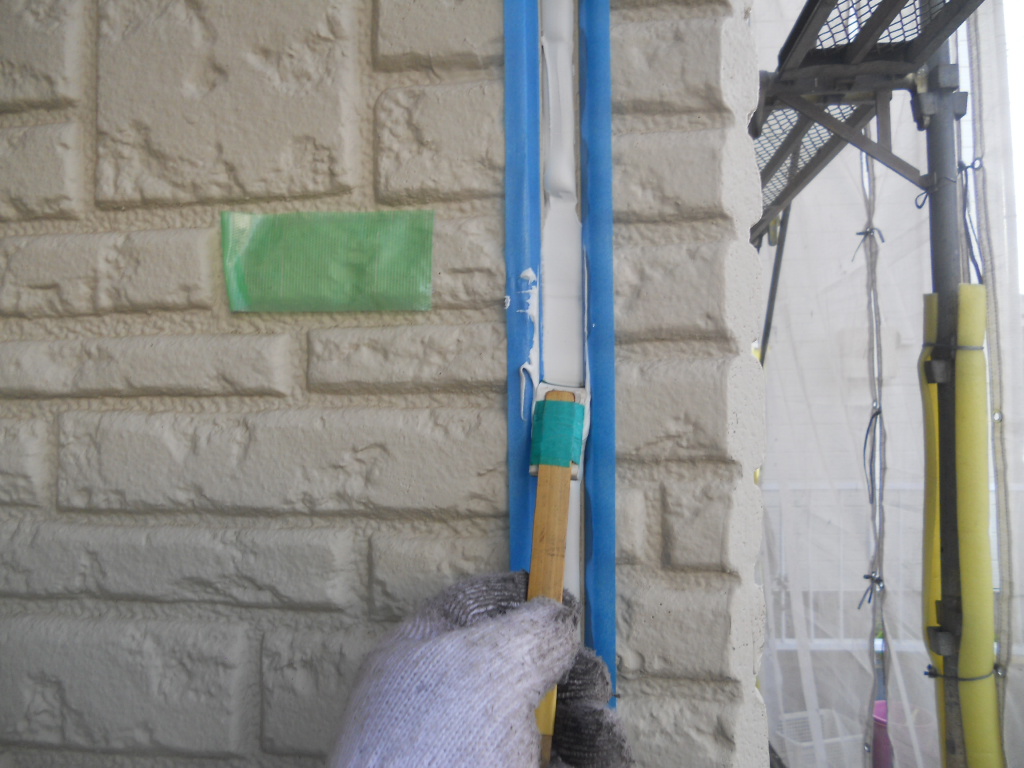 シーリング材を充填し、ヘラで均します。