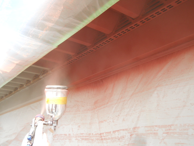 細かな場所もしっかりと錆止め塗装を行います。