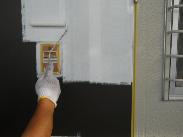 玄関扉の下塗り