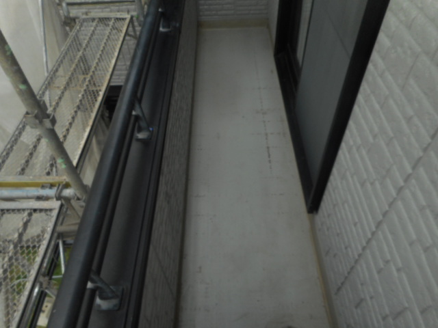 バルコニー防水の下地清掃を行います。