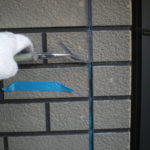 目地棒を剥がしたのち、汚れ防止にクリアーのトップコートで保護塗装を行い完成です。