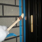 目地棒を剥がしたのち、汚れ防止にクリアーのトップコートで保護塗装を行い完成です。