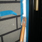 目地棒を剥がしたのち、汚れ防止にクリアーのトップコートで保護塗装を行い完成です。