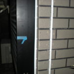 目地棒を剥がしたのち、汚れ防止にクリアーのトップコートで保護塗装を行い完成です。