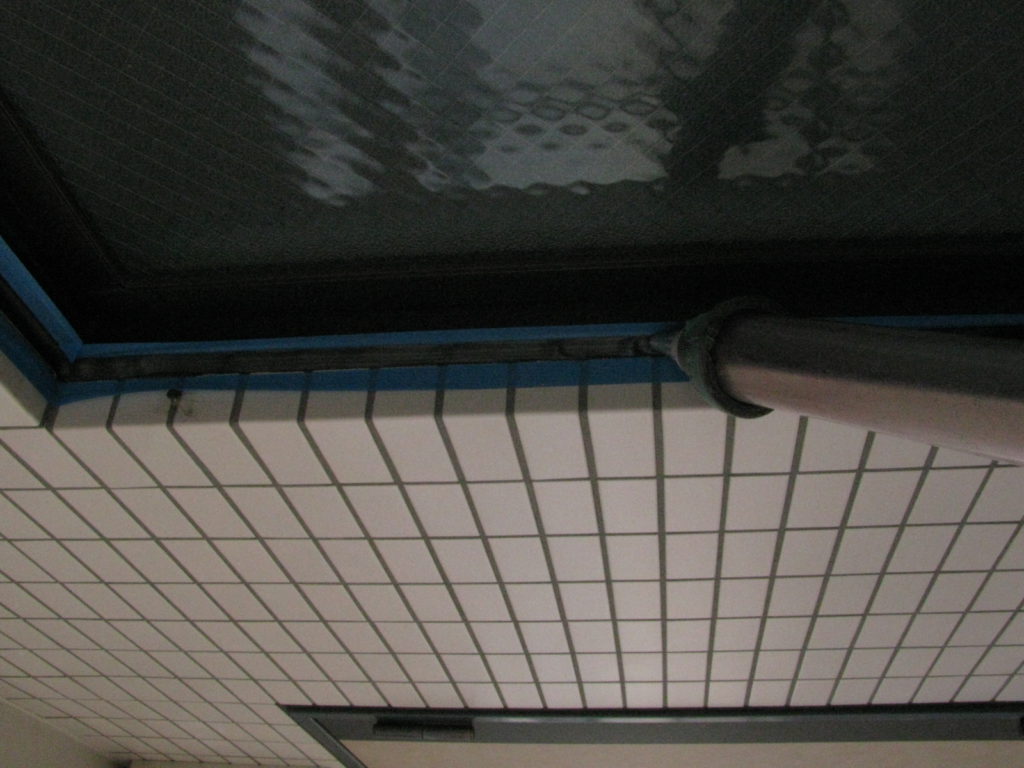 サッシ廻りのシーリング工事です。