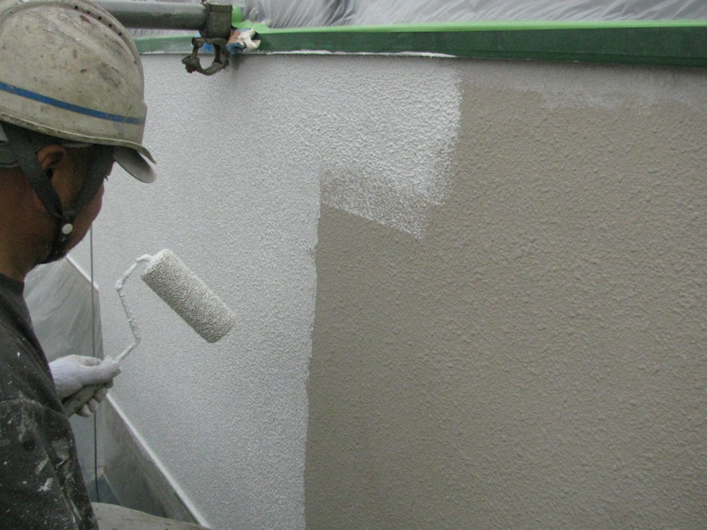モルタル面の下塗り作業
