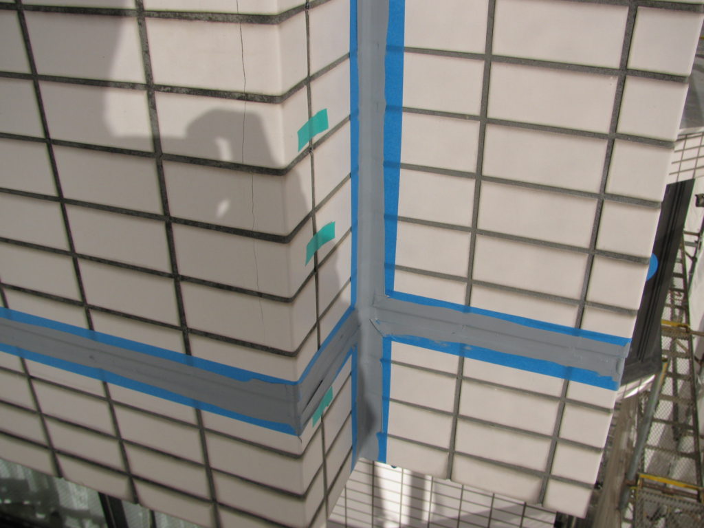 外壁目地にシールを打ち替えます。 