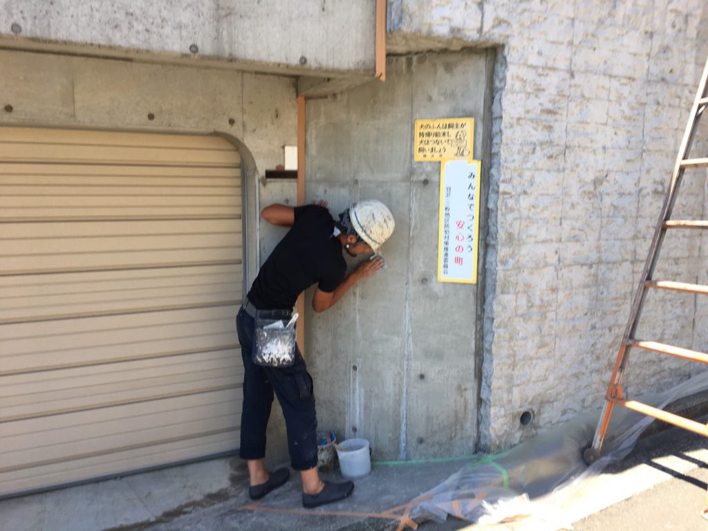 バイオ洗浄では落としきれなかったエフロレッセンス（白い成形物・白華ともいう）を落としていきます。