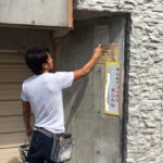 無機物塗料の光触媒を吹き付けます。