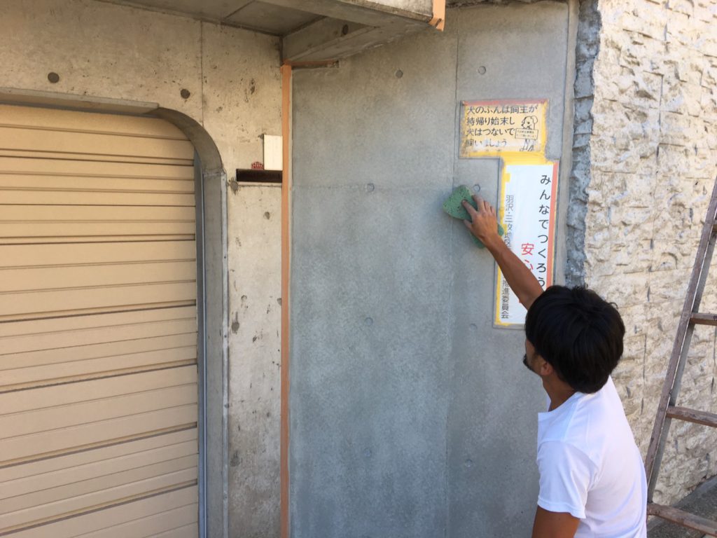 塗った塗料が乾ききる前に、コンクリートに上手く調和するように、海綿やスポンジで模様をつくります。