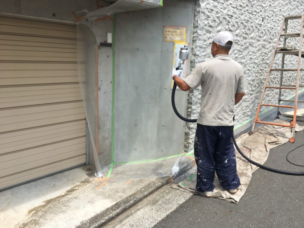 セブンチタニックプライマーを温風低圧スプレーガンで吹き付けます。