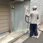 無機物塗料の光触媒を吹き付けます。