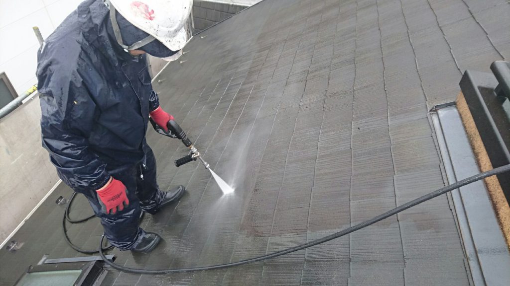 屋根の高圧洗浄です。
