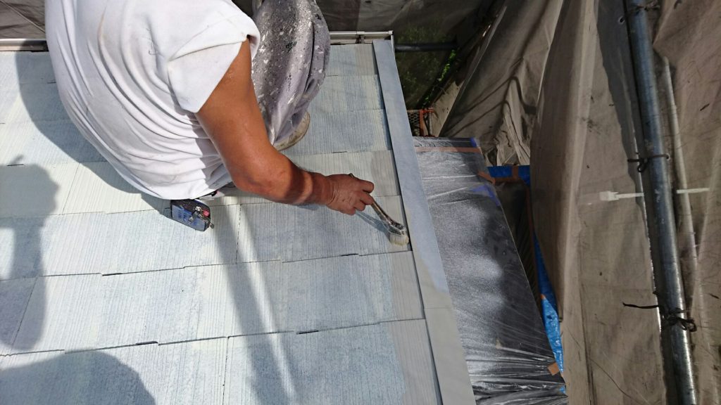 遮熱フッ素樹脂塗料であるサーモアイ4Ｆを塗ります。 