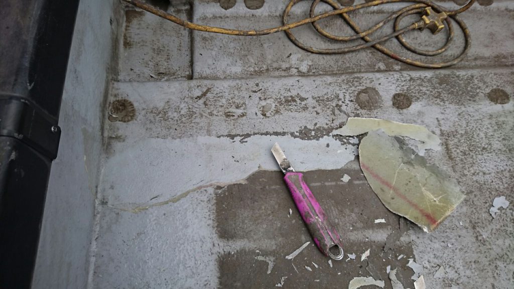 打診調査を行い浮部を全て撤去します。