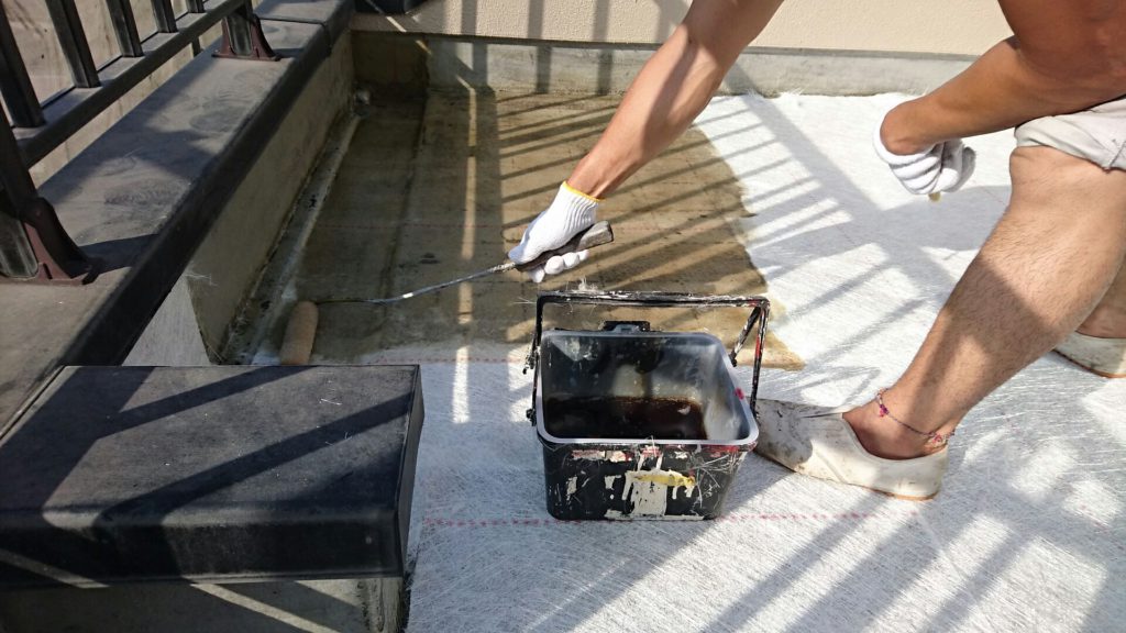 ガラスマットを全面に敷き、その上にポリエステル樹脂塗料を塗り密着させます。