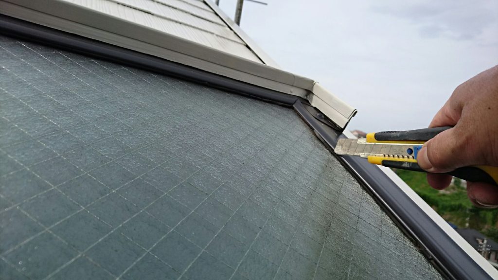 既存のシールを撤去します。