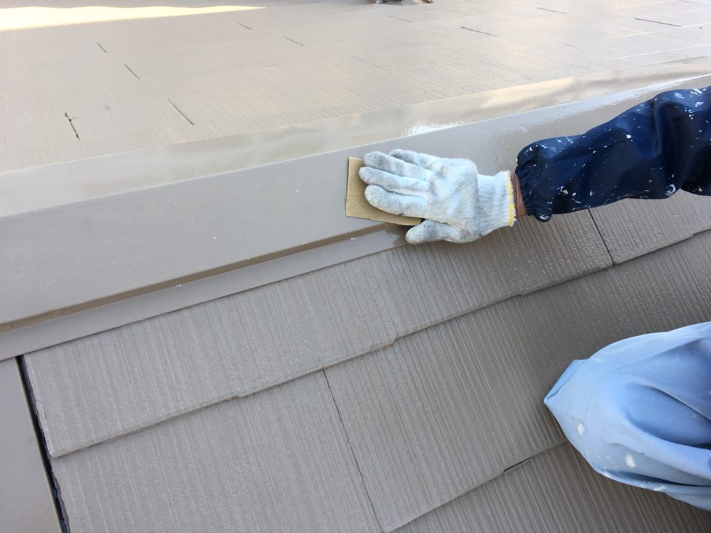 中塗り後、鋼板部のケレン作業