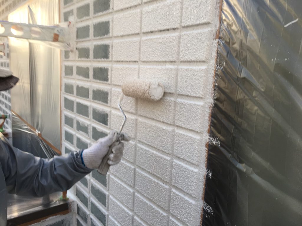 目地のダメ込みが終わると、平面の塗装を行います。