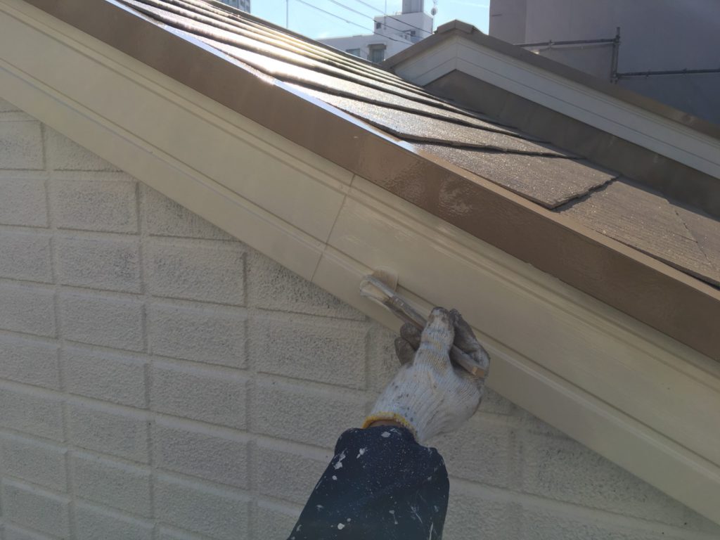 外壁材と同じ耐候性の塗料で中塗り