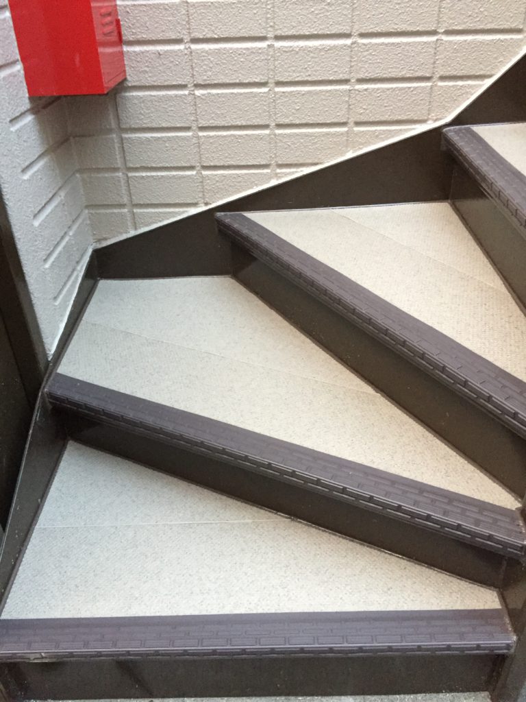 端末部からの雨水侵入を防止する為、シーリング処理を行い完成です。