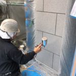 目地棒を剥がしたのち、汚れ防止にクリアーのトップコートで保護塗装を行い完成です。