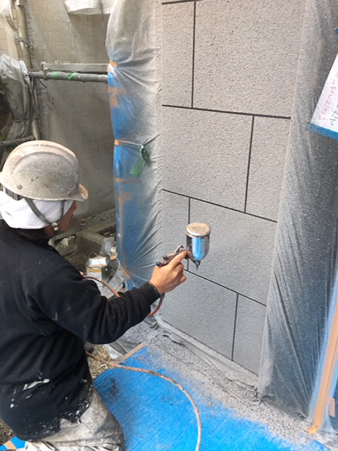 目地棒を剥がしたのち、汚れ防止にクリアーのトップコートで保護塗装を行い完成です。