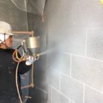 目地棒を剥がしたのち、汚れ防止にクリアーのトップコートで保護塗装を行い完成です。