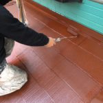 目地棒を剥がしたのち、汚れ防止にクリアーのトップコートで保護塗装を行い完成です。