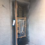 目地棒を剥がしたのち、汚れ防止にクリアーのトップコートで保護塗装を行い完成です。