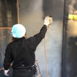 目地棒を剥がしたのち、汚れ防止にクリアーのトップコートで保護塗装を行い完成です。