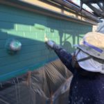 目地棒を剥がしたのち、汚れ防止にクリアーのトップコートで保護塗装を行い完成です。