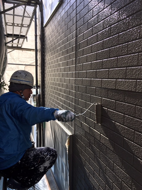 中塗り乾燥後上塗り材を塗布し完了です。