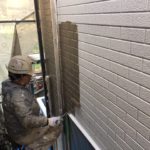 目地棒を剥がしたのち、汚れ防止にクリアーのトップコートで保護塗装を行い完成です。