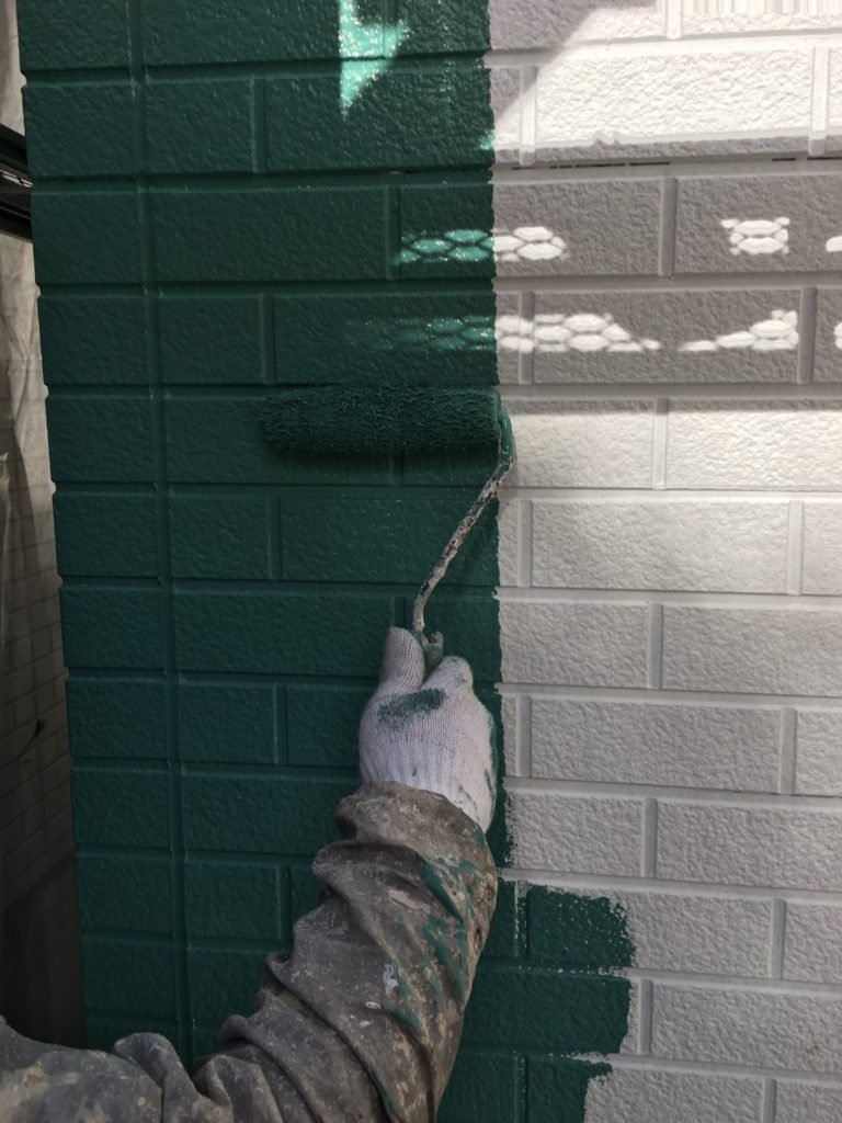 グリーン系の色で中塗りを行います。