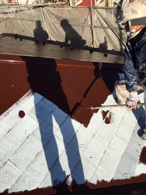 遮熱塗料の中塗り作業です。