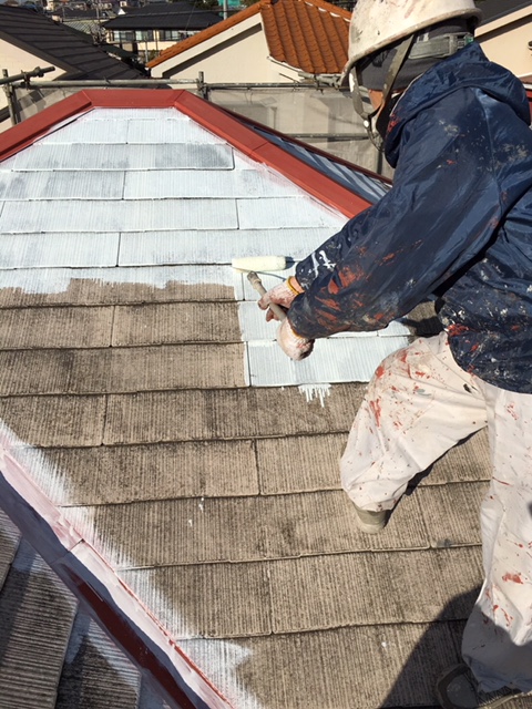 屋根用遮熱プライマーを塗ります。