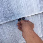 目地棒を剥がしたのち、汚れ防止にクリアーのトップコートで保護塗装を行い完成です。