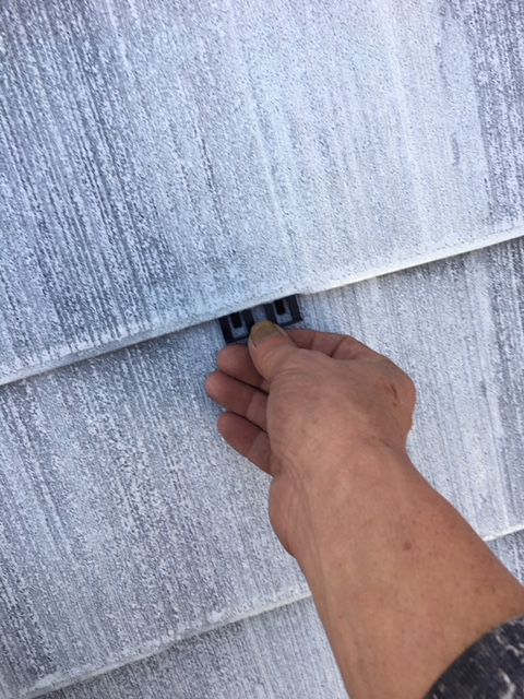 プライマー塗布後、瓦と瓦がくっつかないように縁切りを行います。