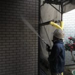 目地棒を剥がしたのち、汚れ防止にクリアーのトップコートで保護塗装を行い完成です。