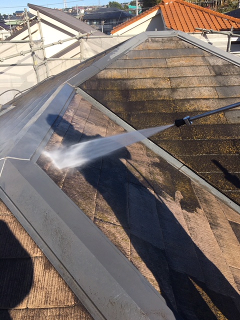 仮設足場が完成したら、先ずは高圧水洗浄です。