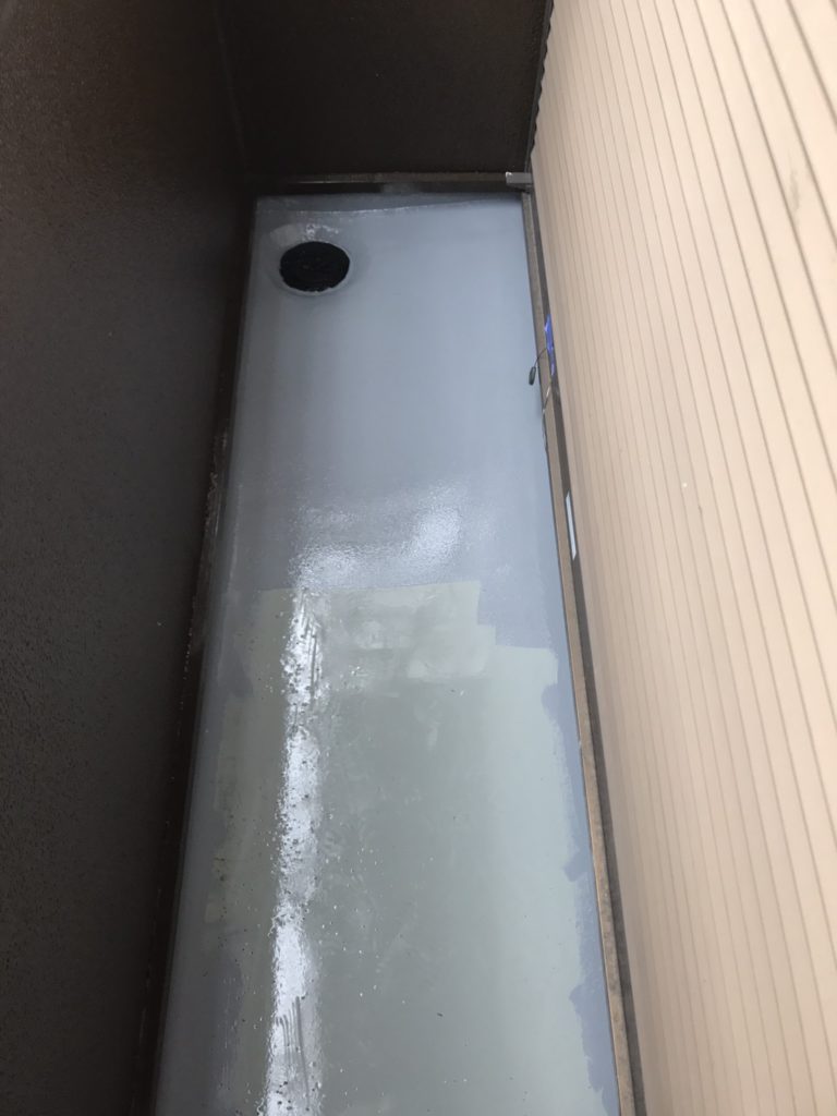 ２回目の防水材塗布後、トップコートを塗り仕上がりとなります。