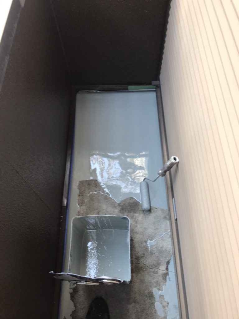 防水材１回目の塗布です。