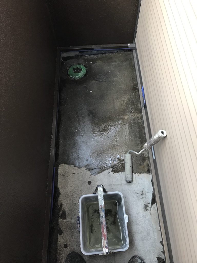 防水用のプライマーを塗ります。