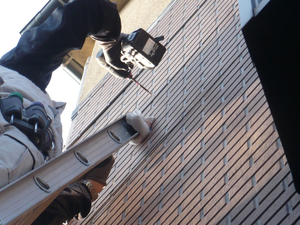 下地の異常は無かったので、シール材を塗ったビスで固定し直します。