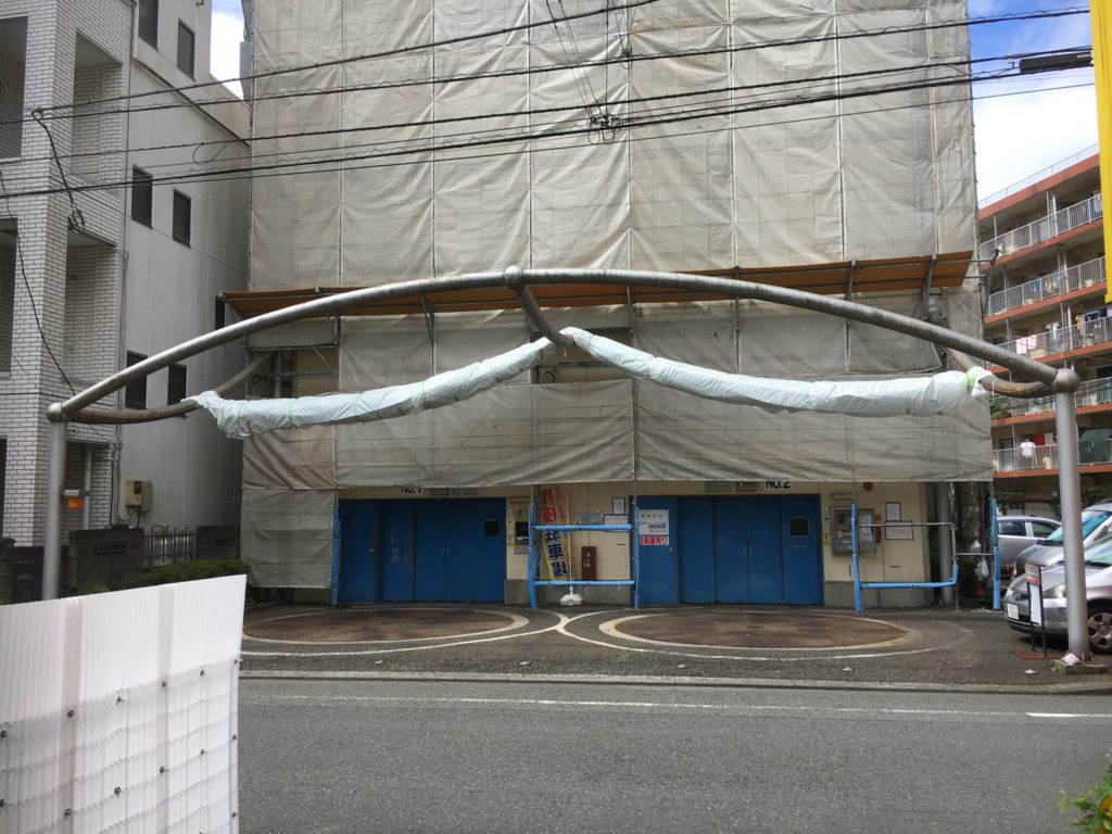 単管パイプでの足場の架設が完了したら、材料飛散防止の為、メッシュシートを設置し、 完了です。